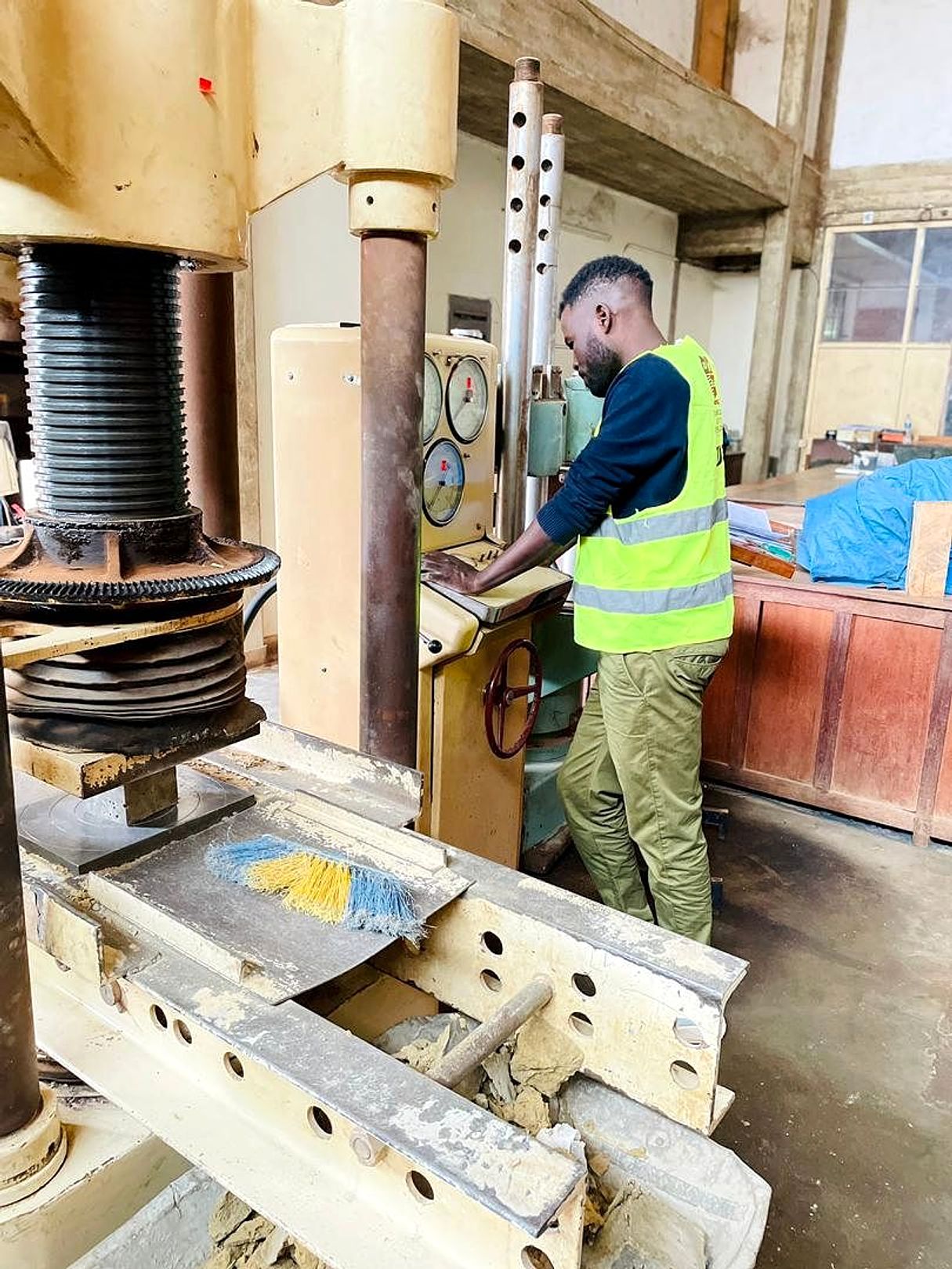 Recycled textile fibres for cement mortar
